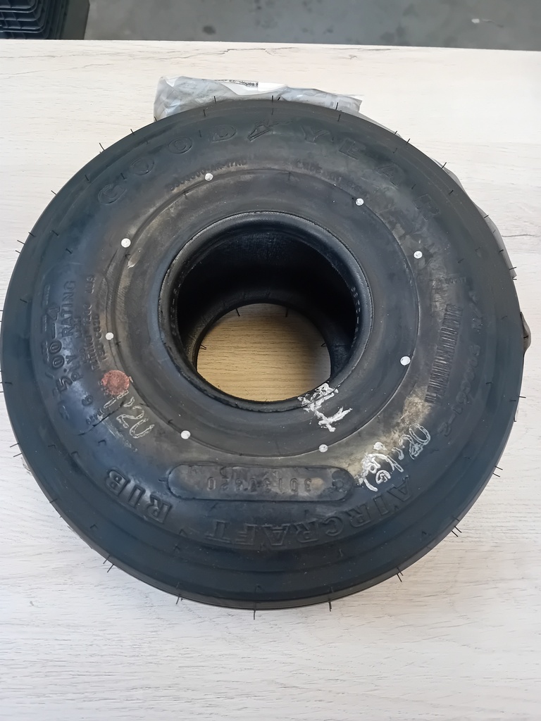 301-009-530 = 504C61-2 5.00x4 -- Pneu (330X130) 6 PLY