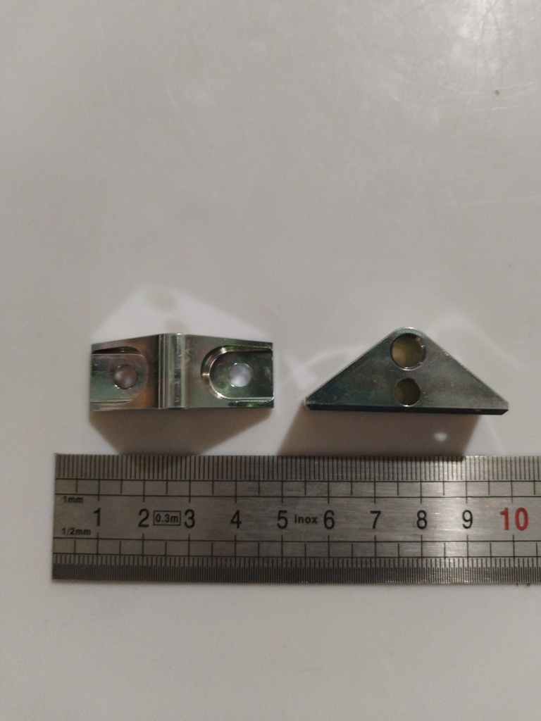 27.18.20.000 -- Charnière gouv mâle