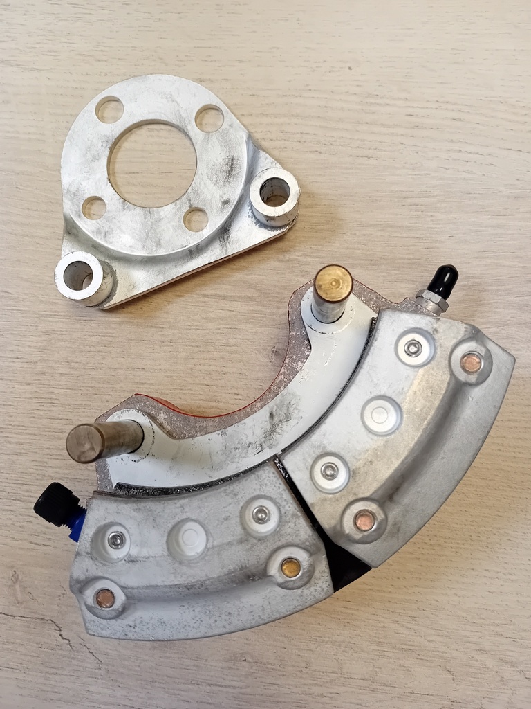 D67-9032-44-04 = 30-233E BLOC FREIN RH - RED