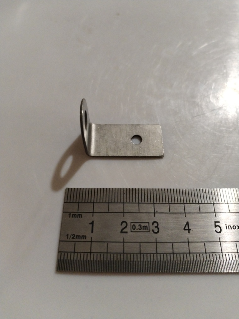 54.18.00.141 -- Équerre de fixation bavettes / cylindres